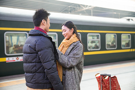 异恋彩色图片摄影年轻情侣在火车站高清图片