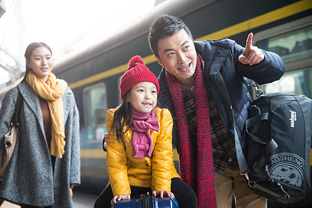 春节快乐彩色图片幸福家庭在车站月台背景