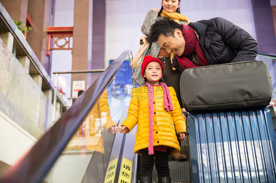 童年度假成年人幸福家庭在车站月台图片