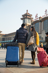 青年女人行李火车青年男女在站前广场图片