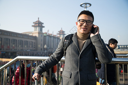 建筑手机打电话青年男人在火车站图片