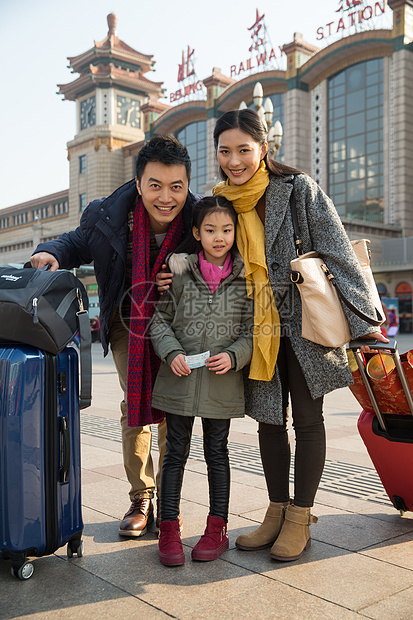 母亲垂直构图行李幸福家庭在火车站图片