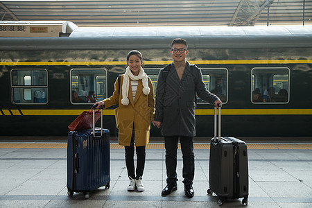青年女人彩色图片旅途青年情侣在火车站图片