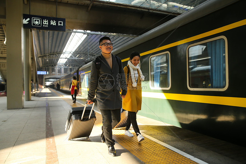 白昼旅行者东方人青年情侣在火车站图片