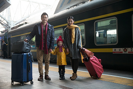 母亲白昼男人幸福家庭在车站月台图片