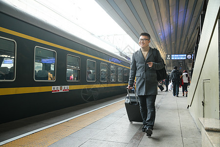 东方人火车站运送青年男人在车站月台图片