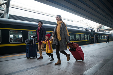 探亲旅途幸福家庭在车站月台图片