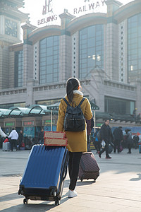 仅一个青年女人垂直构图附带的人物青年女人在站前广场图片