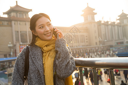 户外北京行李青年女人在站前广场图片