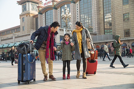 20到24岁核心家庭旅行幸福家庭在火车站图片