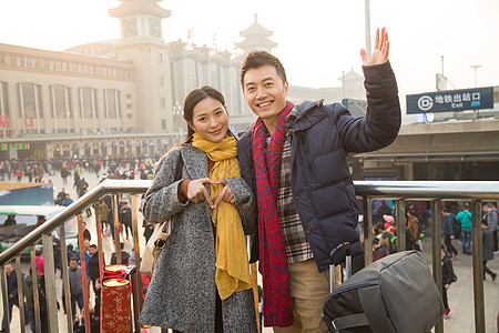 摄影出发亚洲人青年男女在站前广场图片