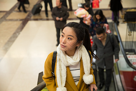 春运春节大厅青年女人在火车站图片