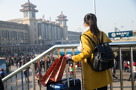 北京春节仅一个人回家漂亮的人青年女人在站前广场背景