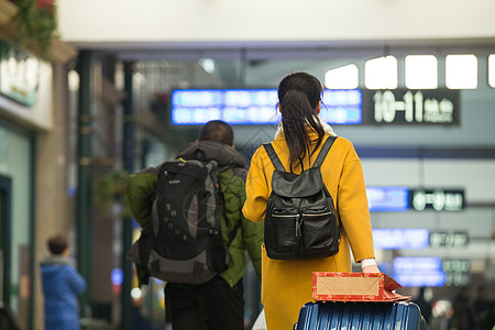 彩色图片仅女人城市青年女人在火车站图片