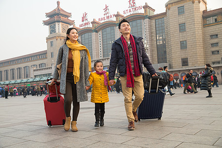 乘客东亚运送幸福家庭在站前广场图片