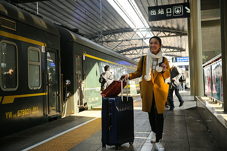 成年人公共交通春运青年女人在车站月台图片
