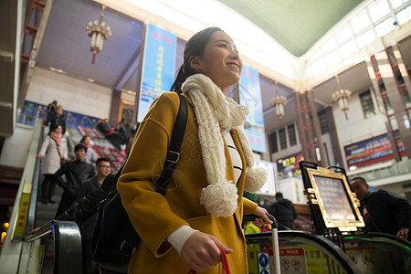 公共交通旅游表现积极青年女人在火车站图片