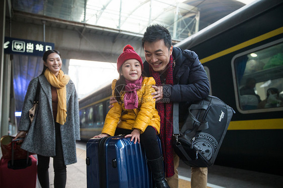 人儿童回家幸福家庭在车站月台图片