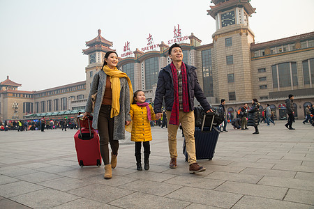 度假旅行的人彩色图片幸福家庭在站前广场图片