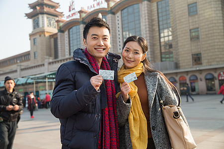 一家旅行旅行中年男人人青年男女在站前广场背景