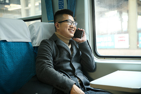 亚洲旅游青年人青年男人在火车上图片