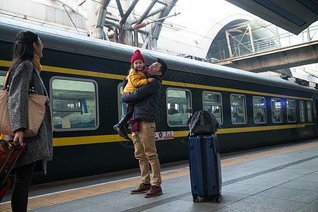 青年人快乐水平构图幸福家庭在车站月台图片