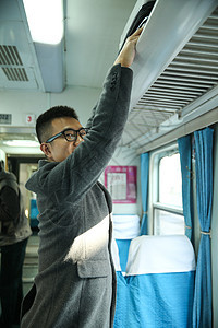 亚洲户内青年男人在火车上图片
