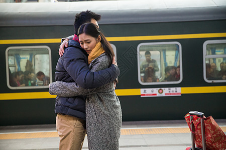 东亚幸福车站月台年轻情侣在火车站图片