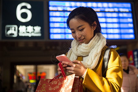 运输大楼旅行的人等待青年女人在火车站图片