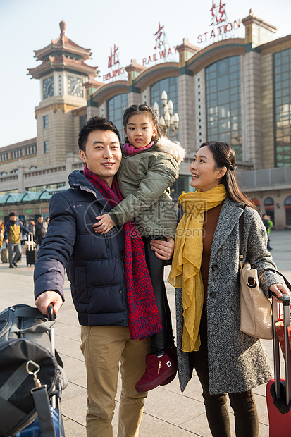 亚洲6岁到7岁行李幸福家庭在火车站图片