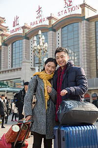 旅行的人幸福信心青年男女在站前广场高清图片
