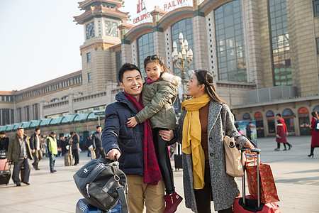 出发旅行回家幸福家庭在火车站图片