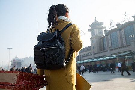 交通车站城市风光青年女人在站前广场图片