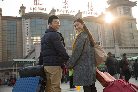 户外成年人回家青年男女在站前广场图片