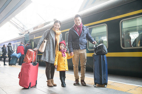 女人乘客女儿幸福家庭在车站月台图片