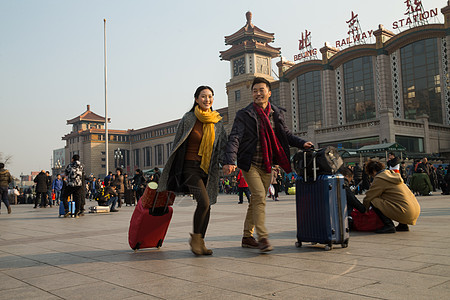 手牵手男人日光青年男女在站前广场高清图片