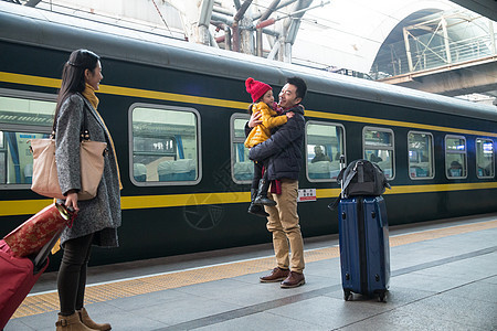 火车青年人水平构图幸福家庭在车站月台图片