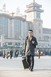 城市风光东亚人青年男人在火车站图片