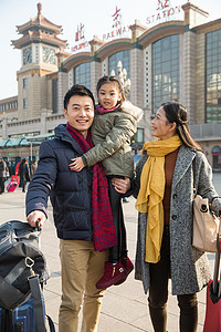 女孩摄影东亚幸福家庭在火车站图片