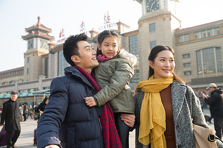 东方人核心家庭水平构图幸福家庭在火车站图片