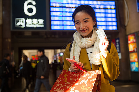 乘客亚洲彩色图片青年女人在火车站图片