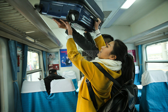 仅一个青年女人离开青年女人在火车上图片