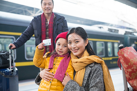 摄影火车站白昼幸福家庭在车站月台图片