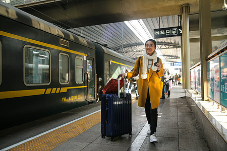 北京春运信心青年女人在车站月台图片