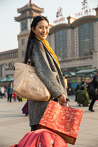 亚洲人旅游春运青年女人在站前广场图片