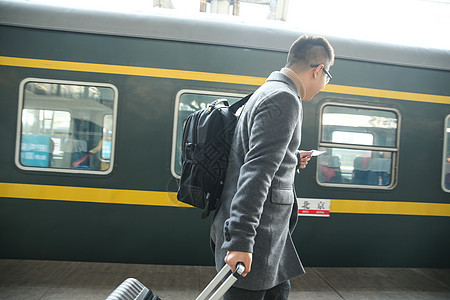 仅男人旅途水平构图青年男人在车站月台图片