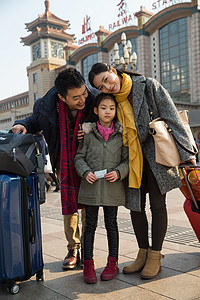 摄影30岁到34岁旅游幸福家庭在火车站图片