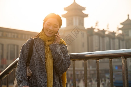 旅行白昼信心青年女人在站前广场图片