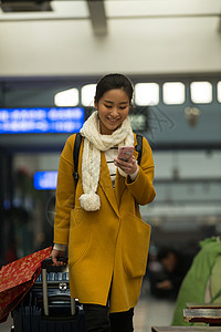 背包客等待运送青年女人在火车站图片