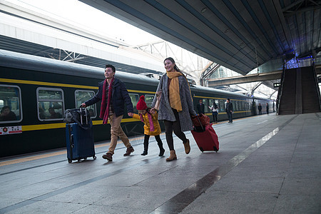 乘客童年表现积极幸福家庭在车站月台图片